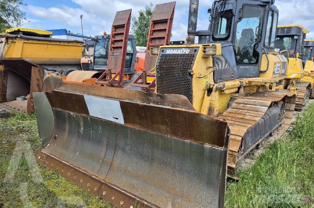 Komatsu D 61 EX-15 بلدوزرات مجنزرة