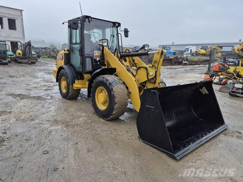 CAT 906M لوادر بعجل