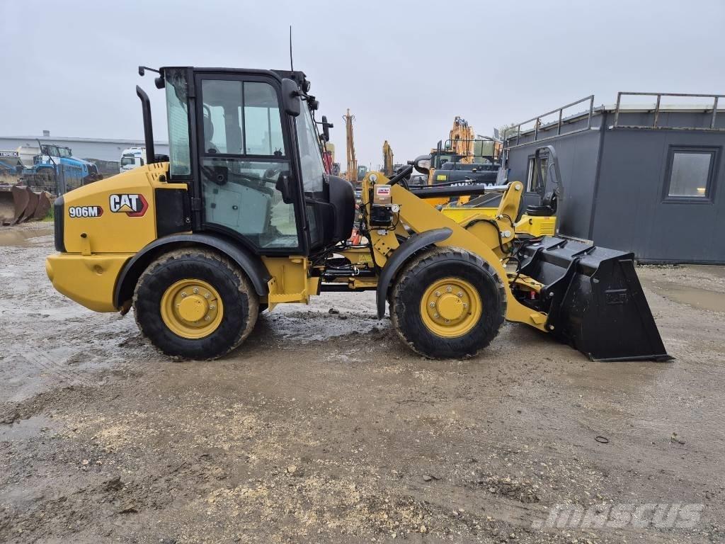 CAT 906M لوادر بعجل