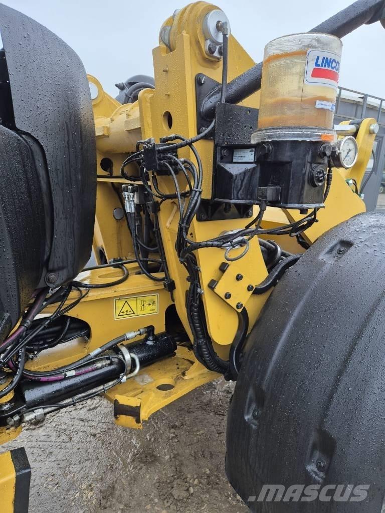 CAT 906M لوادر بعجل