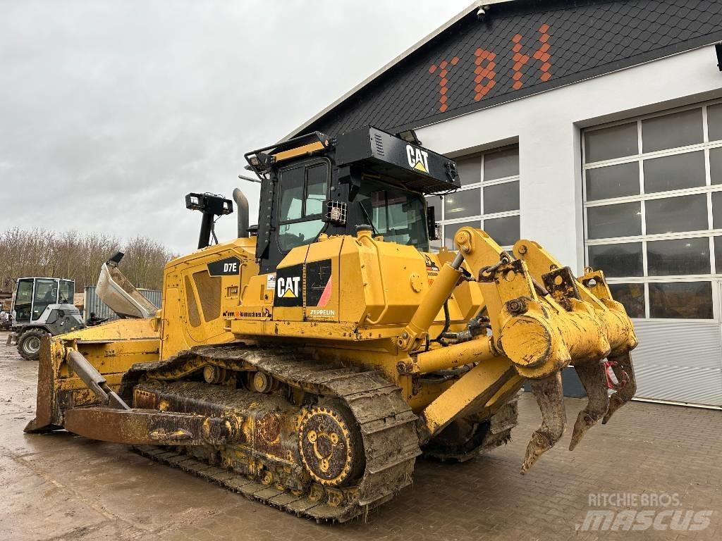 CAT D 7 E بلدوزرات مجنزرة