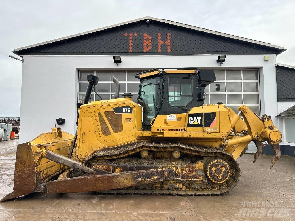 CAT D 7 E بلدوزرات مجنزرة