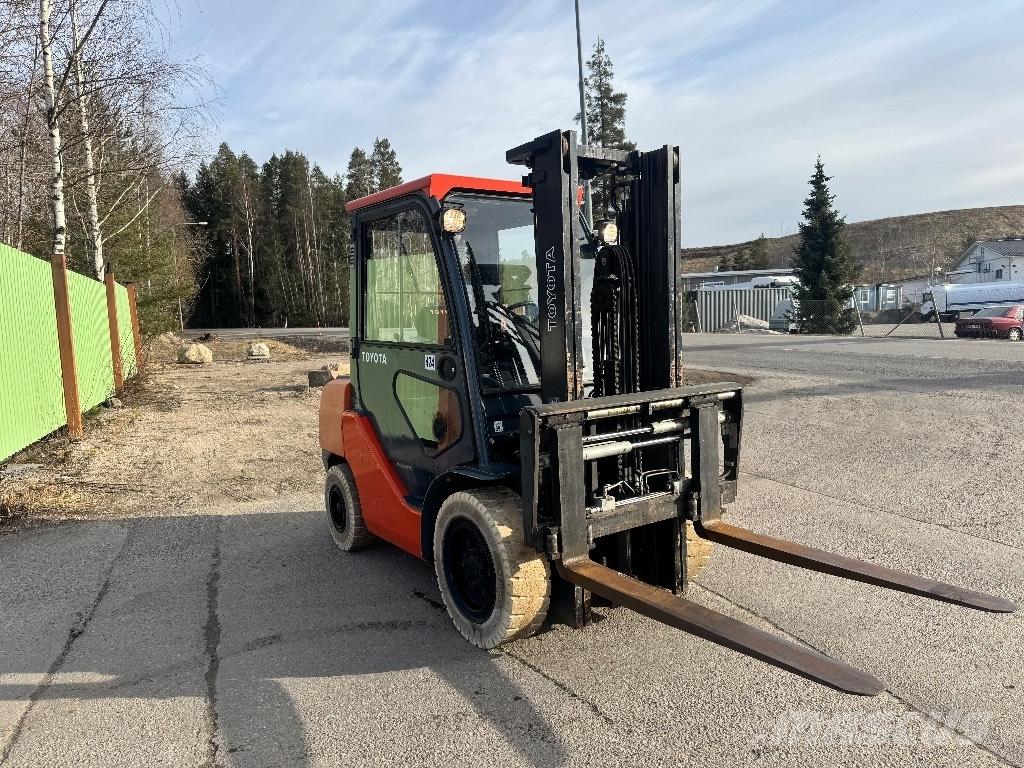 Toyota 02-8 FDF 30 شاحنات الديزل