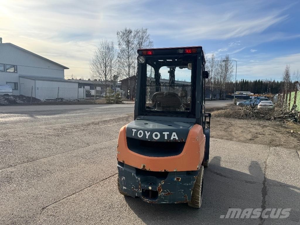 Toyota 02-8 FDF 30 شاحنات الديزل