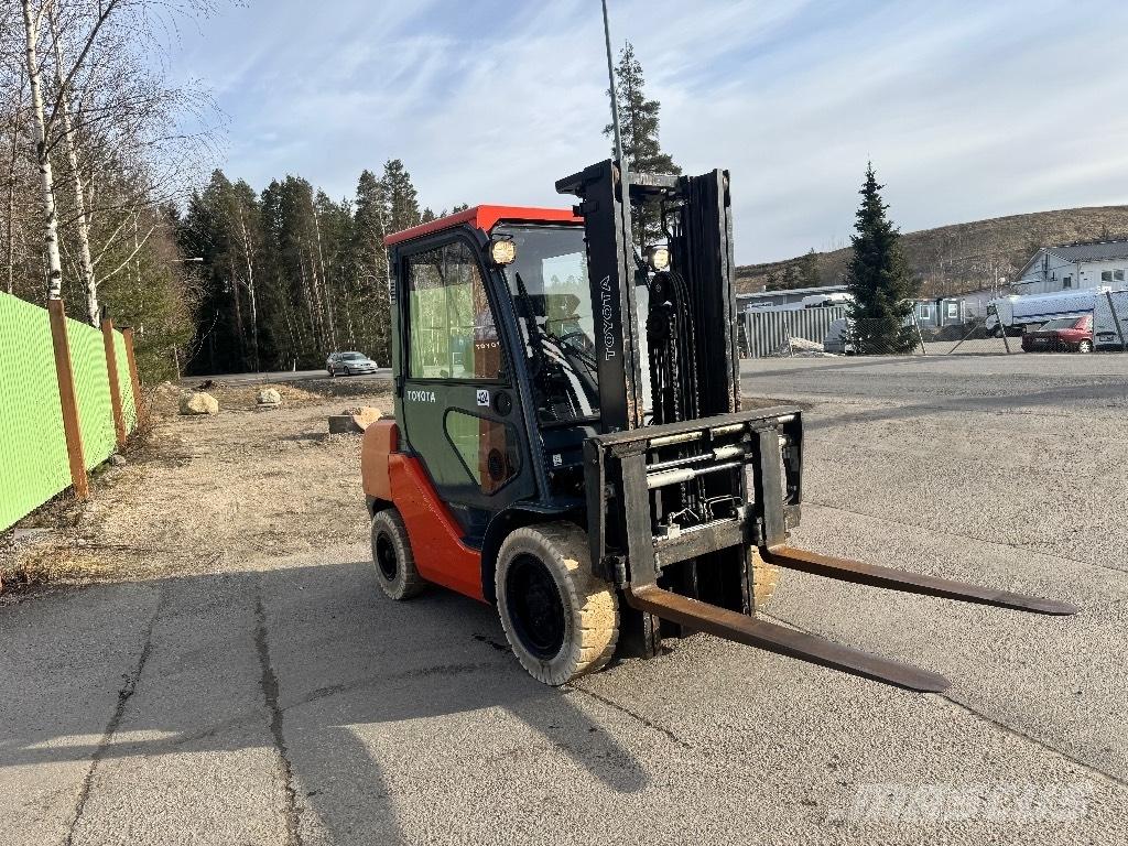 Toyota 02-8 FDF 30 شاحنات الديزل