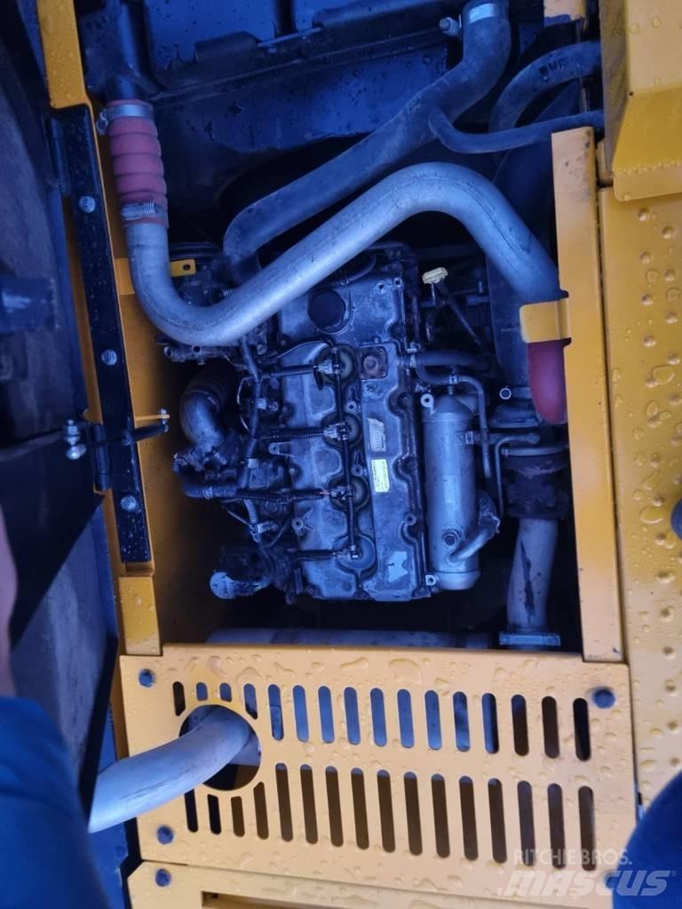 JCB JS 160 LC حفارات زحافة
