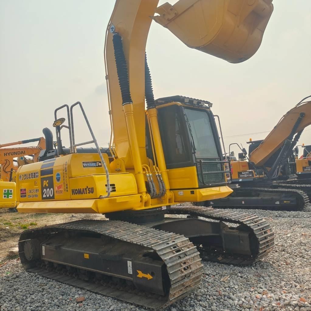 Komatsu PC200-8 حفارات زحافة