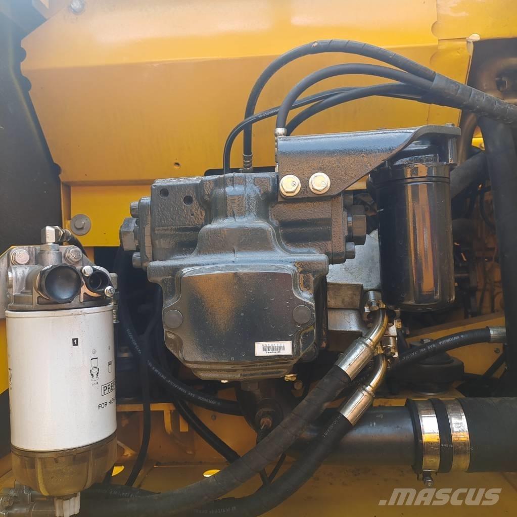 Komatsu PC200-8 حفارات زحافة