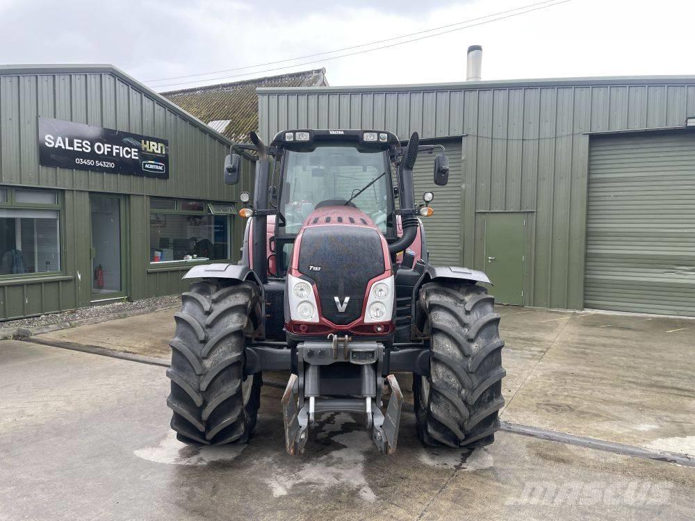 Valtra T 153 الجرارات