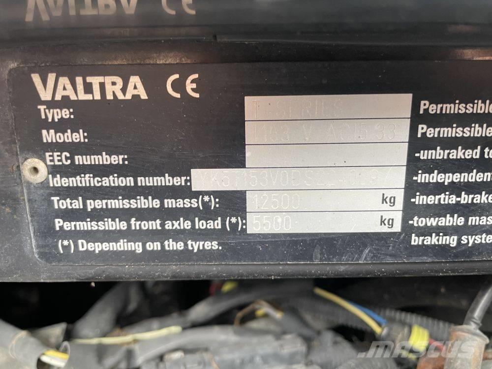 Valtra T 153 الجرارات