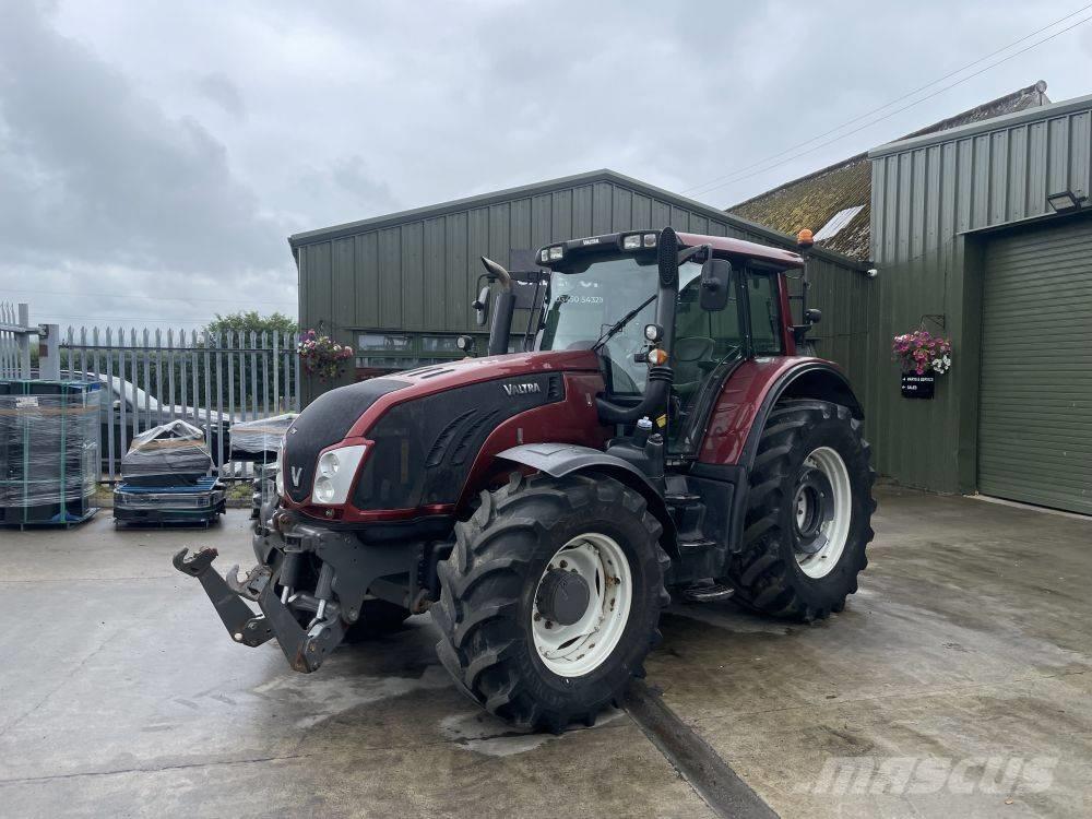 Valtra T 153 الجرارات