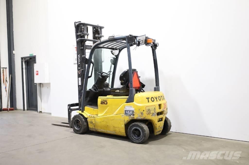 Toyota 8FBM20T شاحنات ذات رافعات شوكية تعمل بالكهرباء