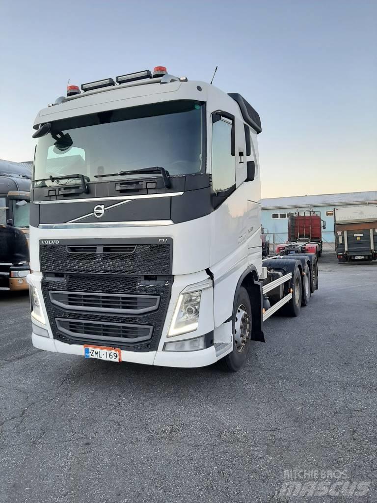 Volvo FH 13 شاحنات بمقصورة وهيكل