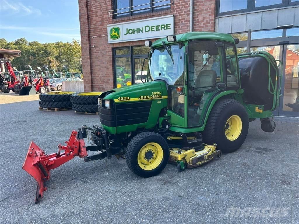 John Deere 4200 جرارات مدمجة