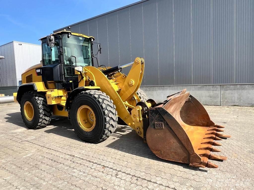 CAT 926M لوادر بعجل
