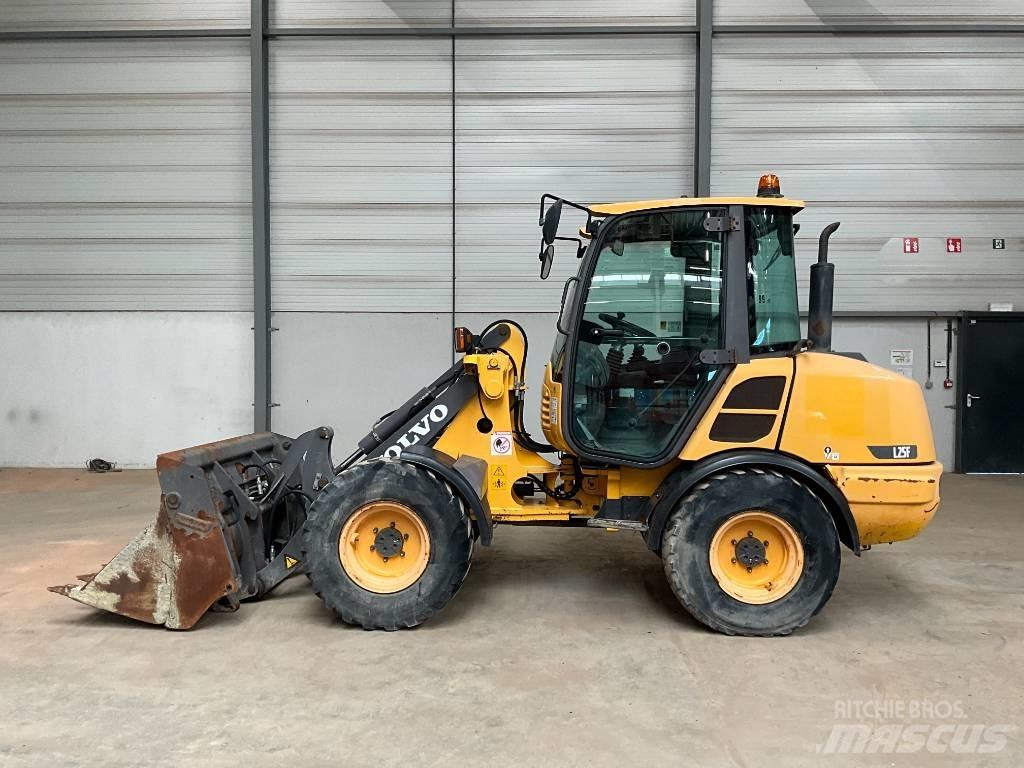 Volvo L 25 F لوادر بعجل