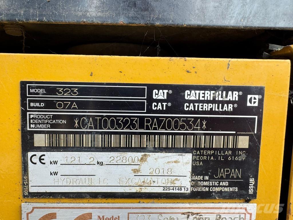 CAT 323 حفارات زحافة