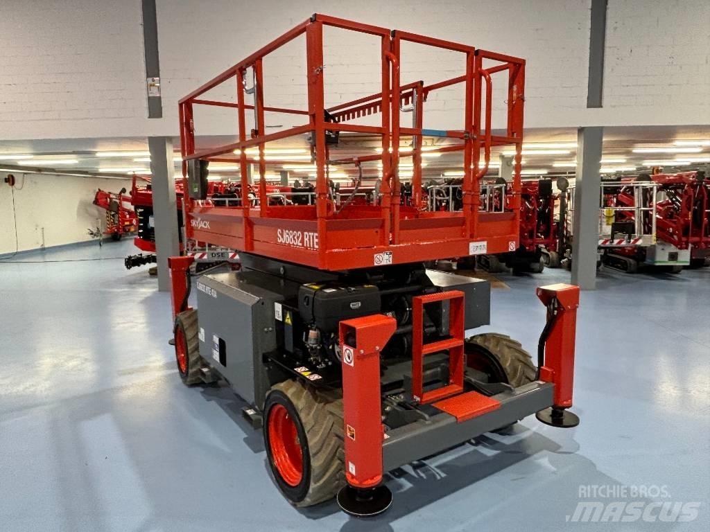 SkyJack SJ 6832 RTE رافعات مقصية الشكل