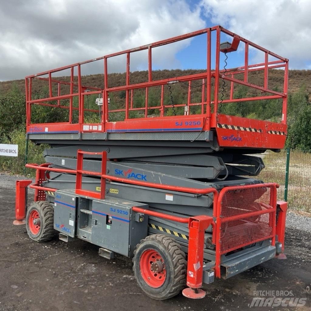 SkyJack SJ 9250 RT رافعات مقصية الشكل