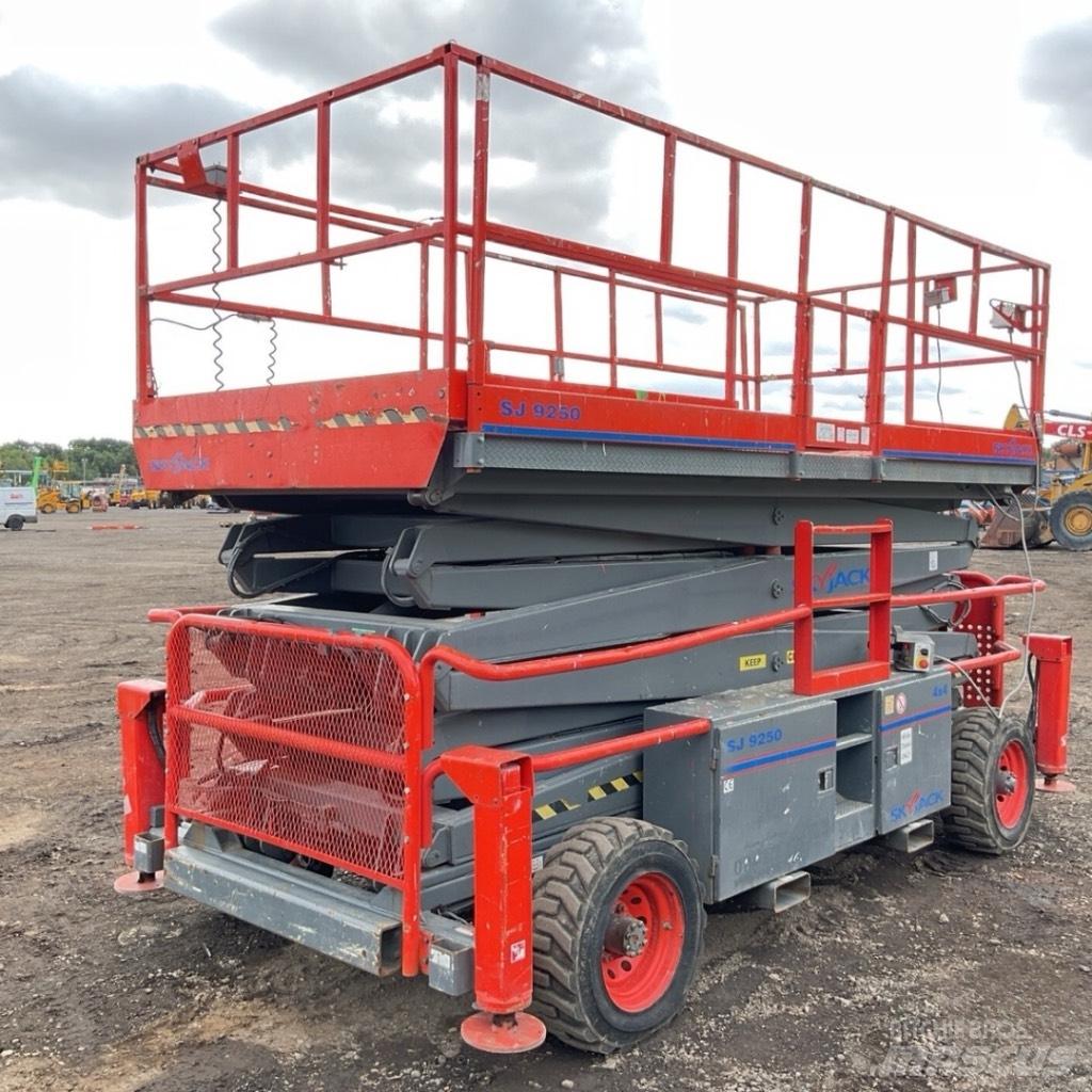 SkyJack SJ 9250 RT رافعات مقصية الشكل