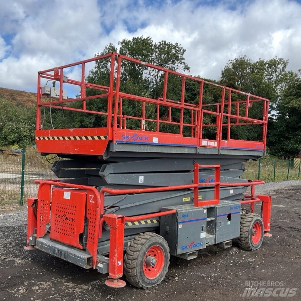 SkyJack SJ 9250 RT رافعات مقصية الشكل