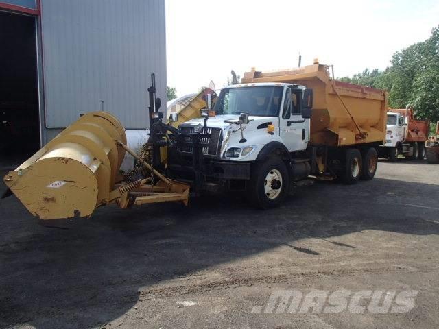 International 7400 حراثات ونصول الجليد