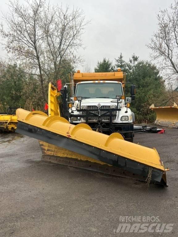 International 7400 حراثات ونصول الجليد