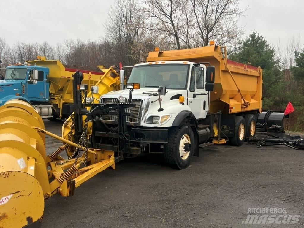 International 7400 حراثات ونصول الجليد