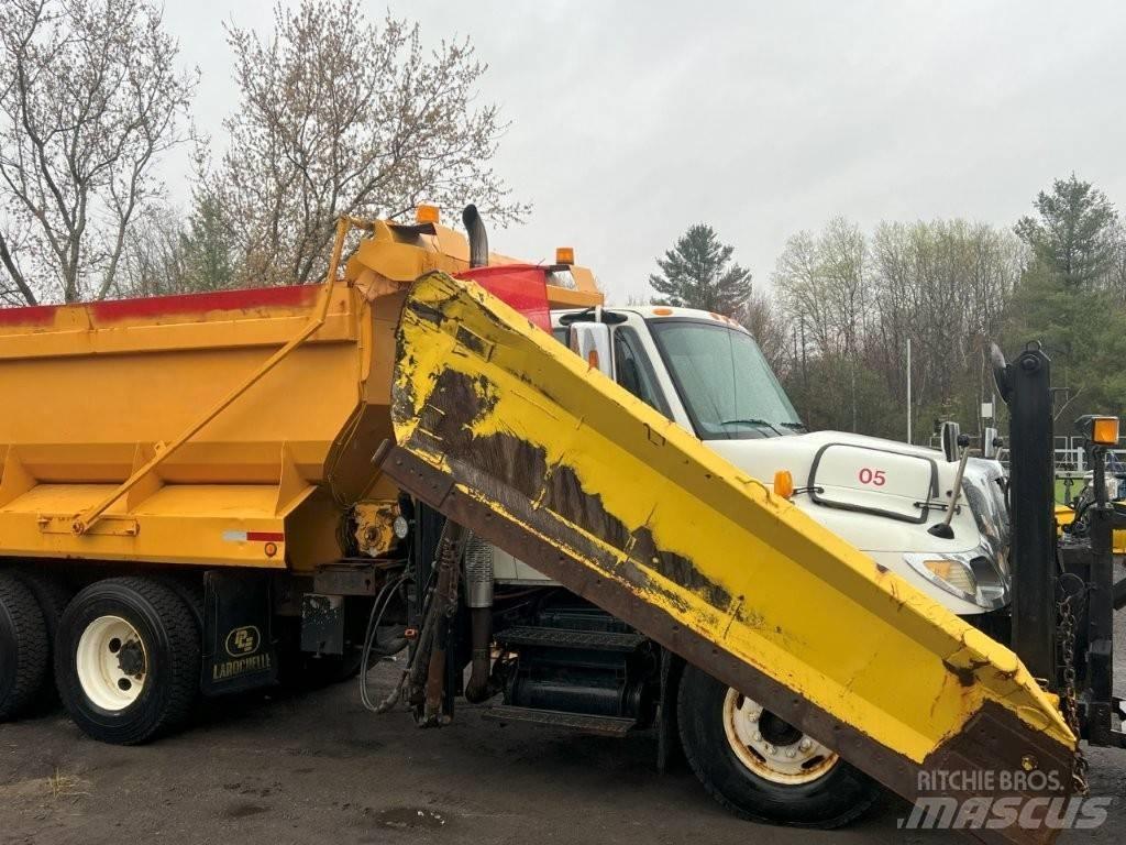 International 7400 حراثات ونصول الجليد