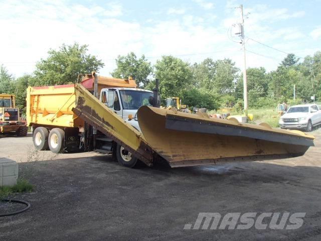 International 7400 حراثات ونصول الجليد