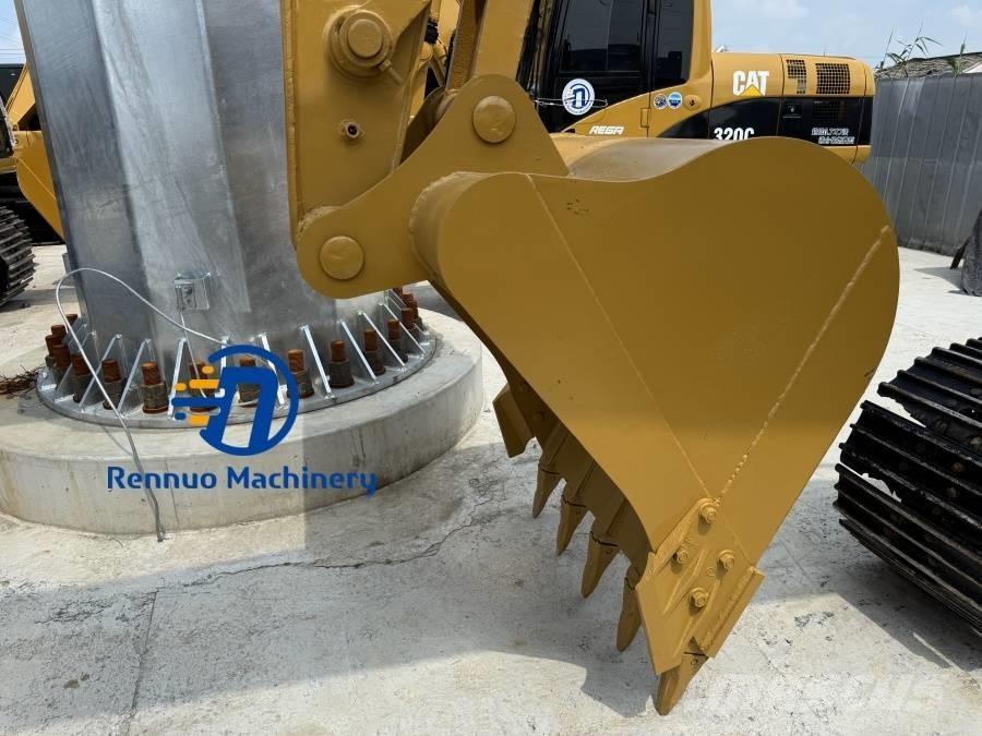 CAT 320B حفارات زحافة