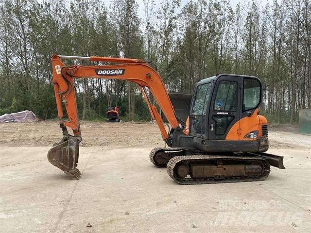 Doosan DX 60 حفارات صغيرة أقل من 7 طن (حفارات صغيرة)