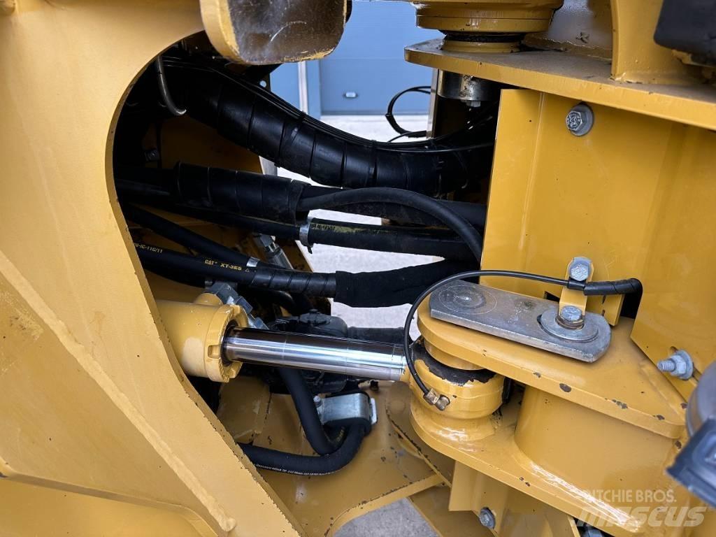 CAT 938 H لوادر بعجل
