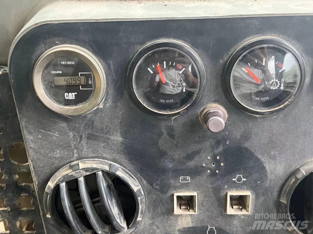 CAT D 7 G 2 بلدوزرات مجنزرة