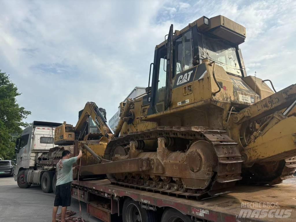 CAT D 7 G 2 بلدوزرات مجنزرة