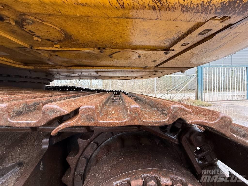 Komatsu HB 215 LC-2 حفارات زحافة