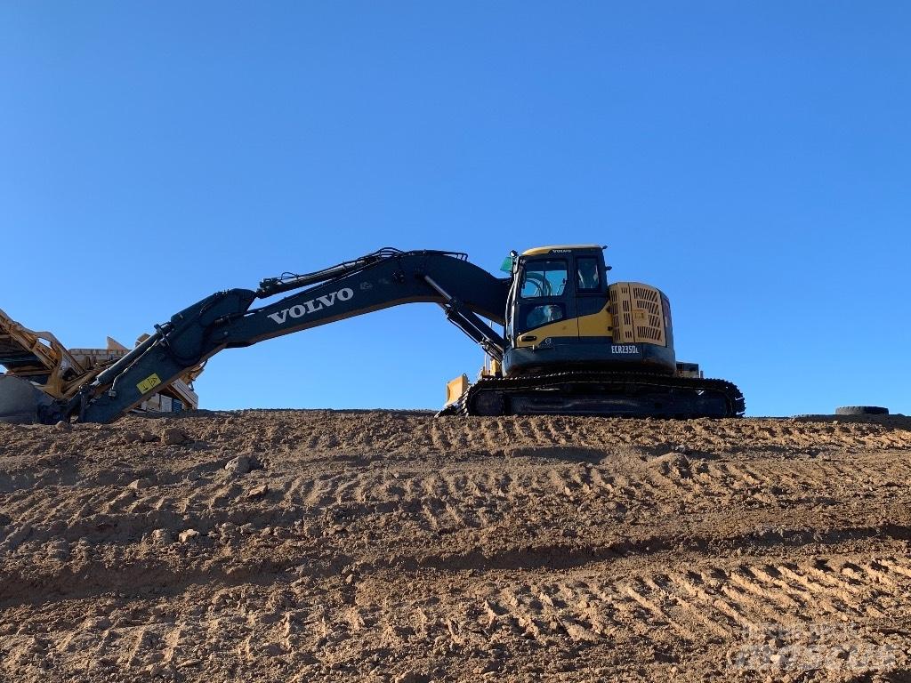 Komatsu 138 us -8 حفارات زحافة