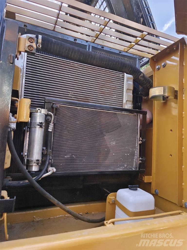CAT 320 D حفارات زحافة