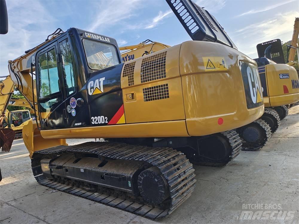 CAT 320 D حفارات زحافة