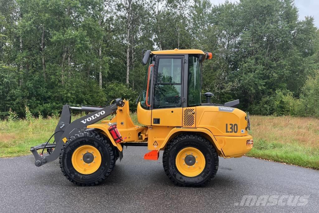 Volvo L 30 لوادر بعجل