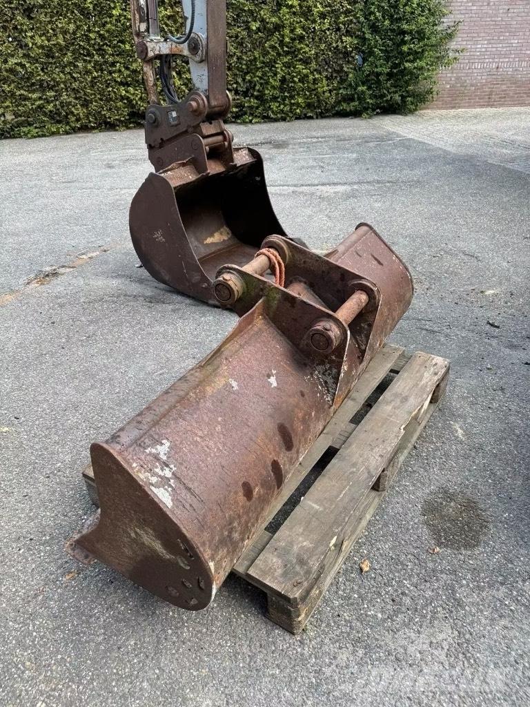 Takeuchi TB 175 حفارات زحافة