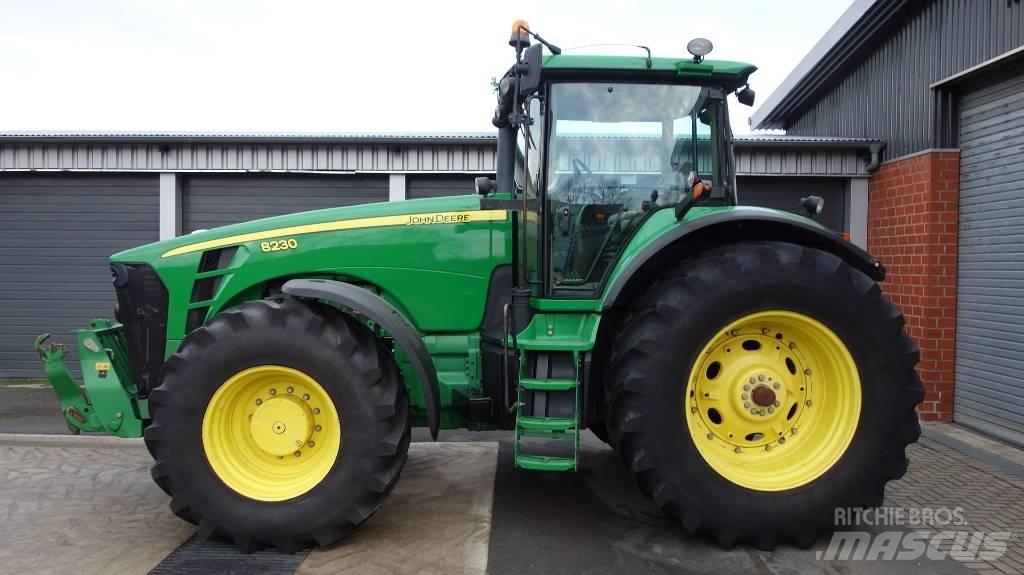 John Deere 8230 ILS الجرارات