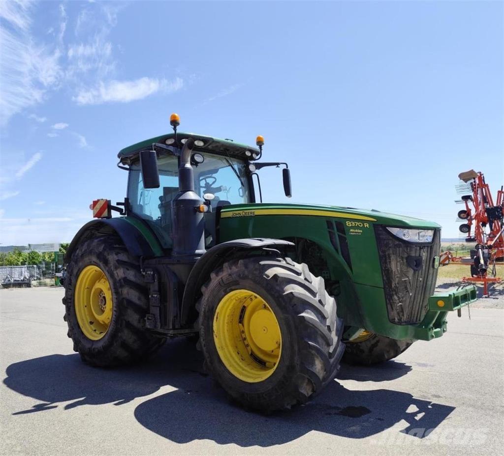 John Deere 8370 R الجرارات
