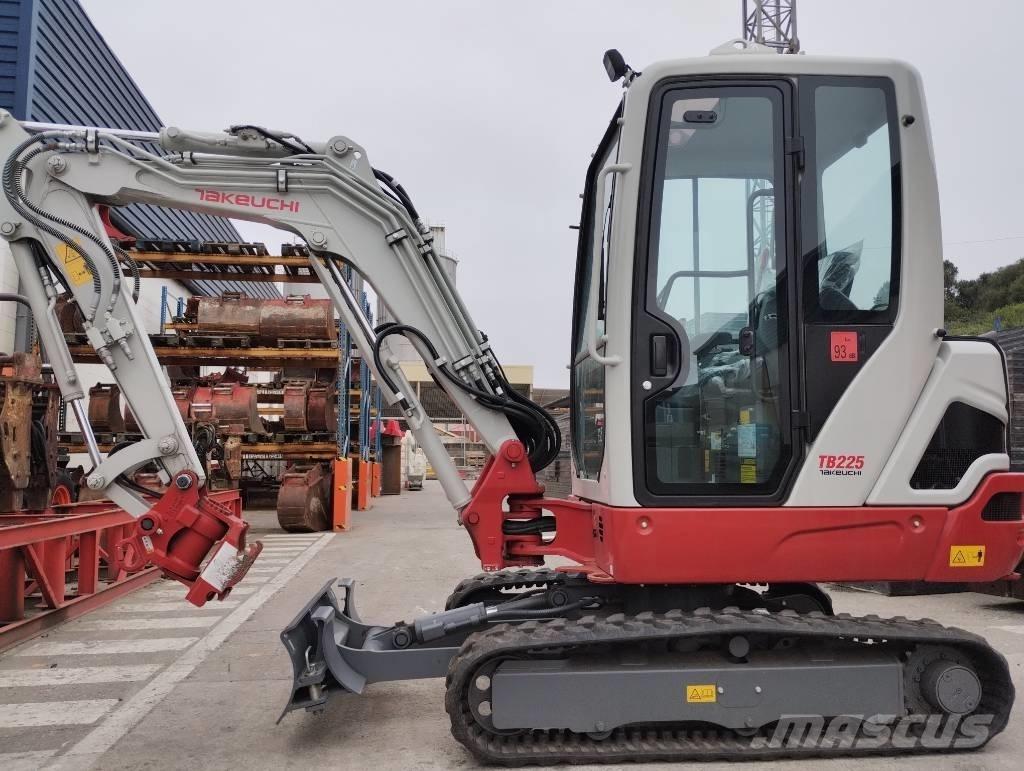 Takeuchi TB 225 حفارات صغيرة أقل من 7 طن (حفارات صغيرة)