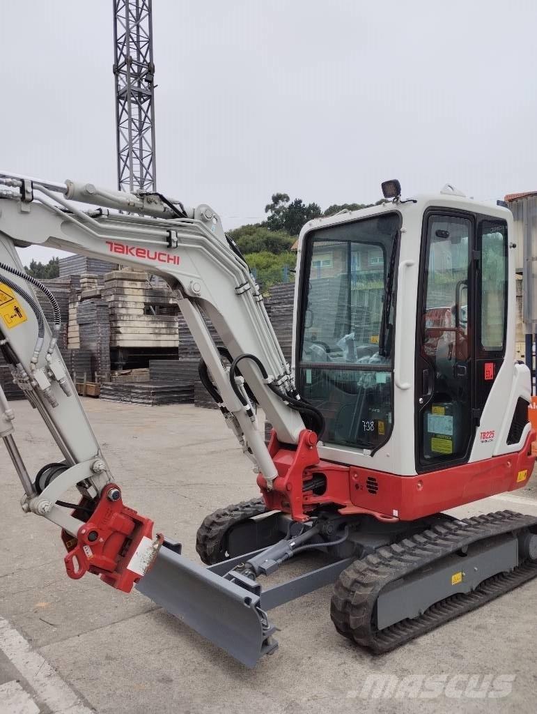 Takeuchi TB 225 حفارات صغيرة أقل من 7 طن (حفارات صغيرة)