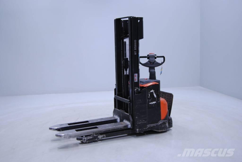 Toyota SWE140L معدات التكديس الجوالة