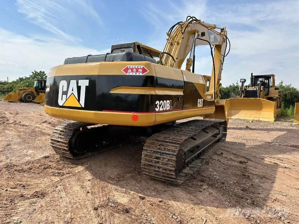 CAT 320 B حفارات زحافة
