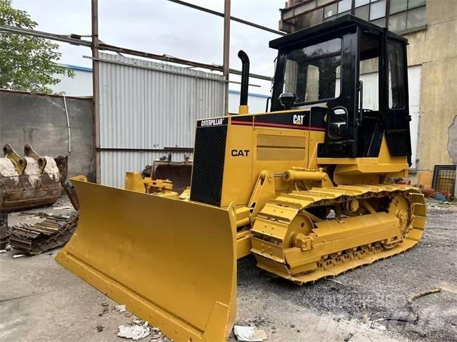 CAT D 4 C بلدوزرات مجنزرة