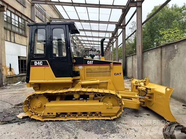CAT D 4 C بلدوزرات مجنزرة