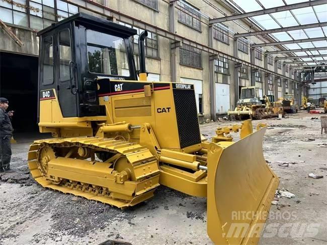 CAT D 4 C بلدوزرات مجنزرة